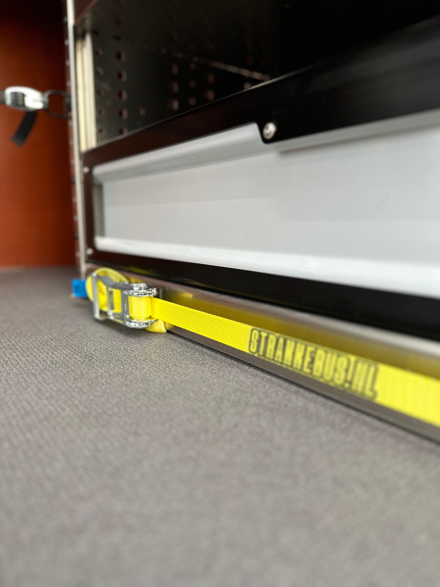 Volkswagen Crafter L3H2 Aircoshop Oost - Bedrijfswageninrichting door Kreunen BWI