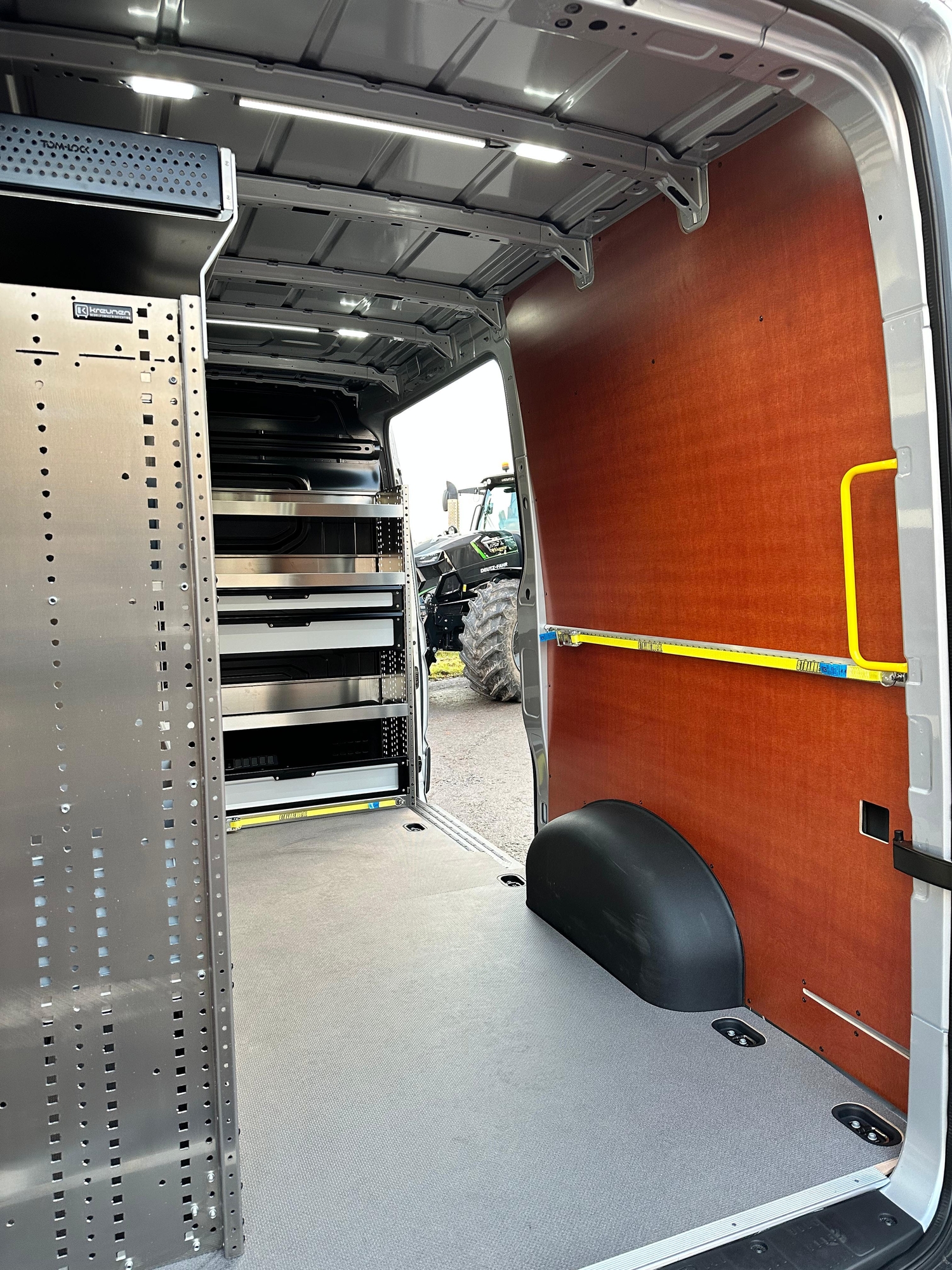 Volkswagen Crafter L3H2 Aircoshop Oost - Bedrijfswageninrichting door Kreunen BWI
