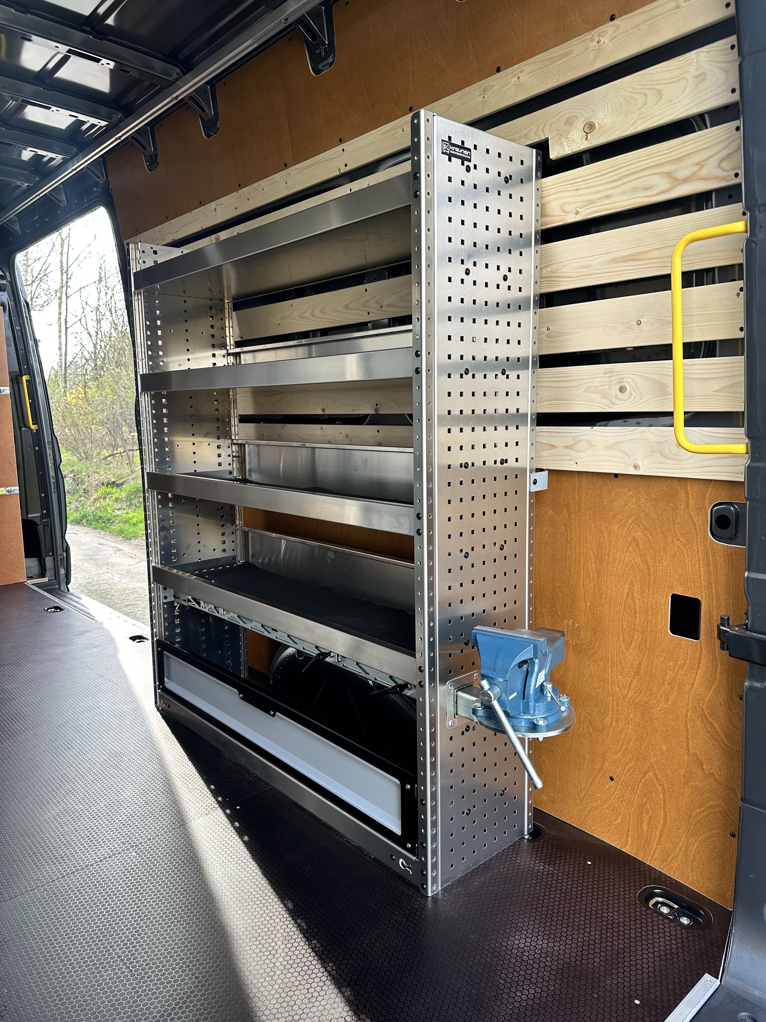 MAN TGE L4H3 met Tom-Lock inrichting - Bedrijfswageninrichting door Kreunen BWI