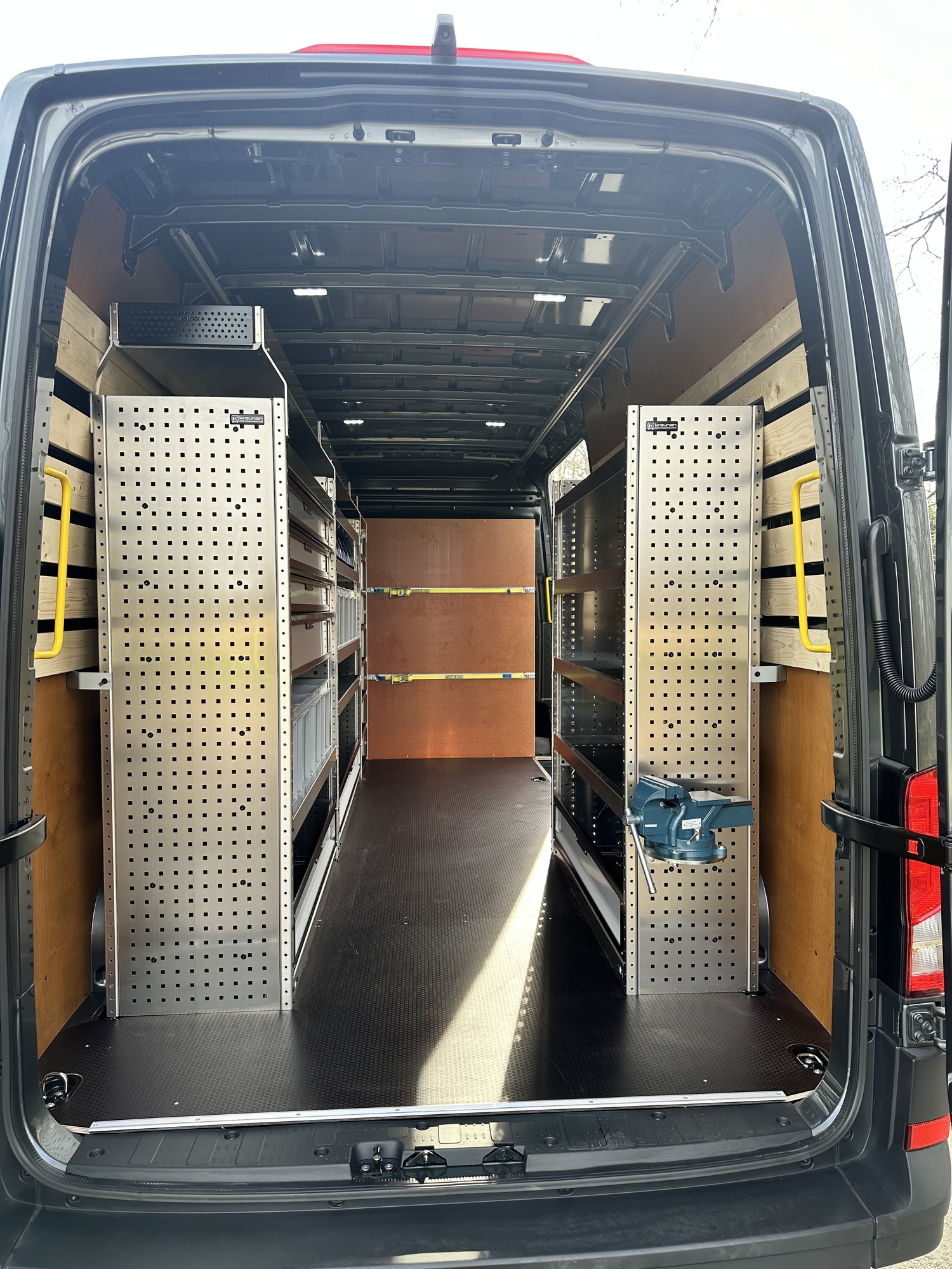 MAN TGE L4H3 met Tom-Lock inrichting - Bedrijfswageninrichting door Kreunen BWI