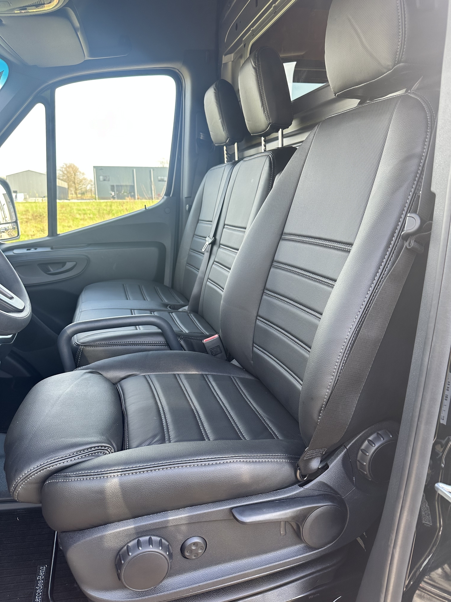 Mercedes Sprinter L3H2 met stoelhoezen en Tom-Lock inrichting | Bedrijfswageninrichting met Kreunen BWI