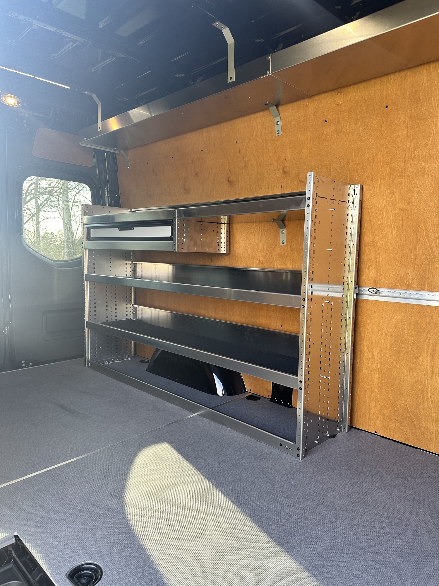 Mercedes Sprinter L3H2 met stoelhoezen en Tom-Lock inrichting | Bedrijfswageninrichting met Kreunen BWI