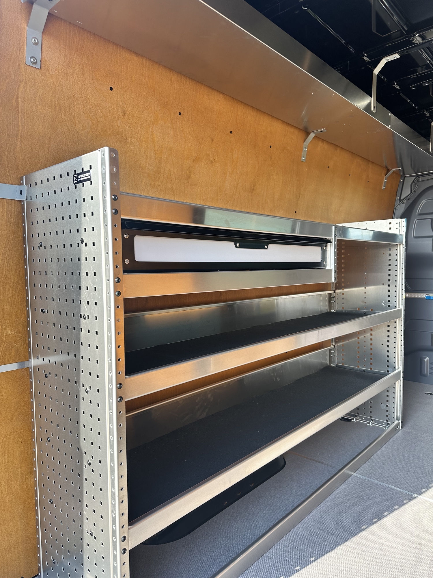 Mercedes Sprinter L3H2 met stoelhoezen en Tom-Lock inrichting | Bedrijfswageninrichting met Kreunen BWI