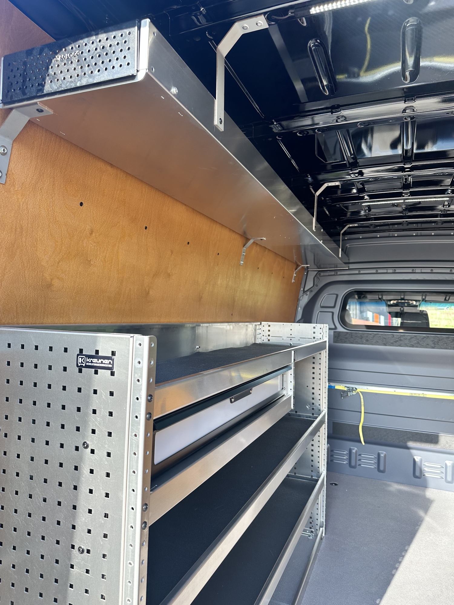 Mercedes Sprinter L3H2 met stoelhoezen en Tom-Lock inrichting | Bedrijfswageninrichting met Kreunen BWI