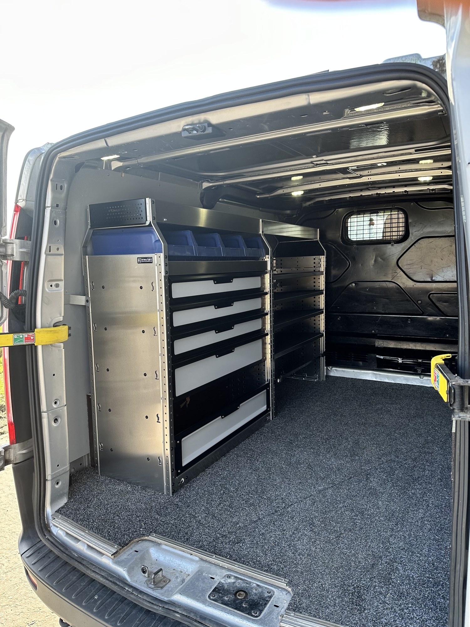 Ford Transit Custom L2H1 voor OT Elektra met Tom-Lock inrichting - Bedrijfswageninrichting met Kreunen BWI