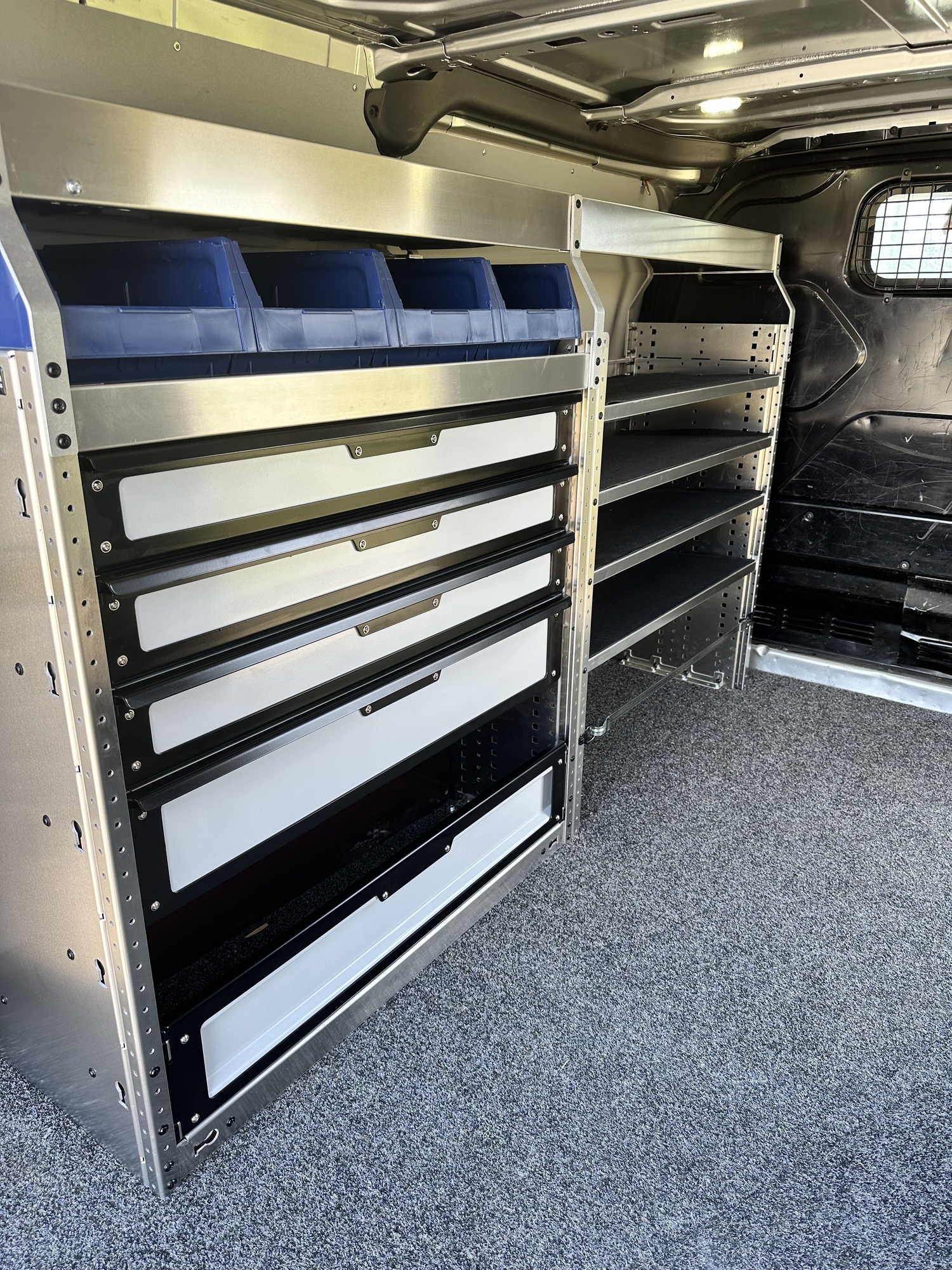 Ford Transit Custom L2H1 voor OT Elektra met Tom-Lock inrichting - Bedrijfswageninrichting met Kreunen BWI
