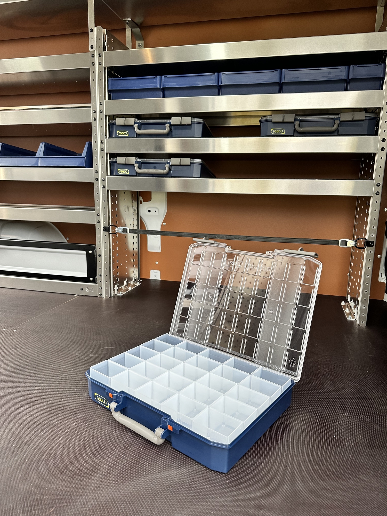 Renault Trafic L2H1 voor Sanidrõme Fleming nu met Tom-Lock inrichting - Bedrijfswageninrichting met Kreunen BWI