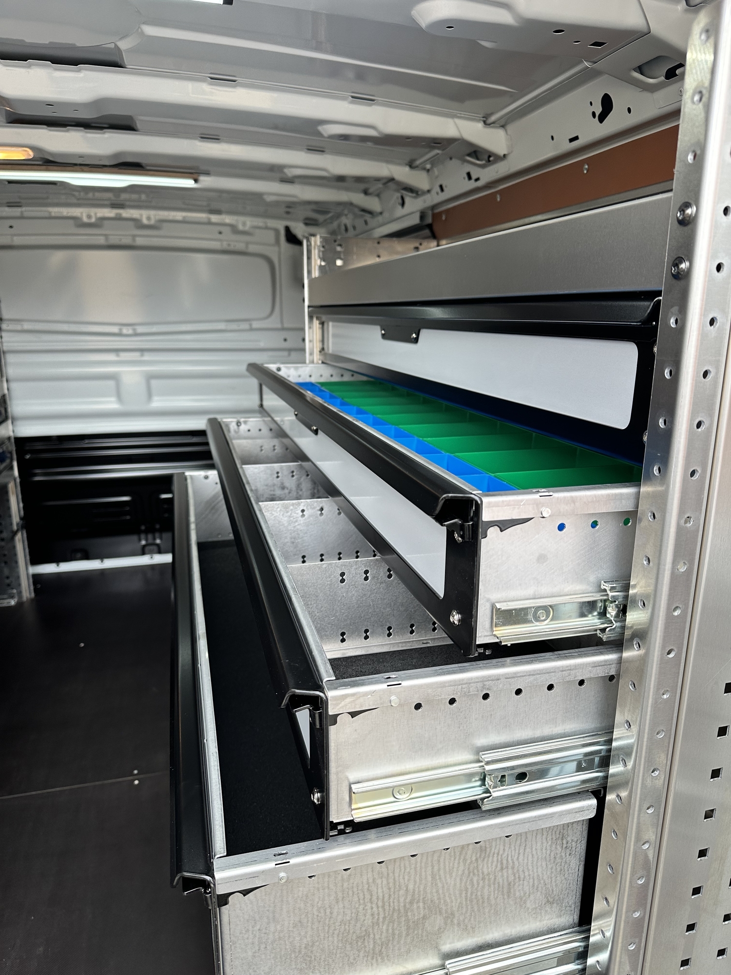 Renault Trafic L2H1 voor Sanidrõme Fleming nu met Tom-Lock inrichting - Bedrijfswageninrichting met Kreunen BWI