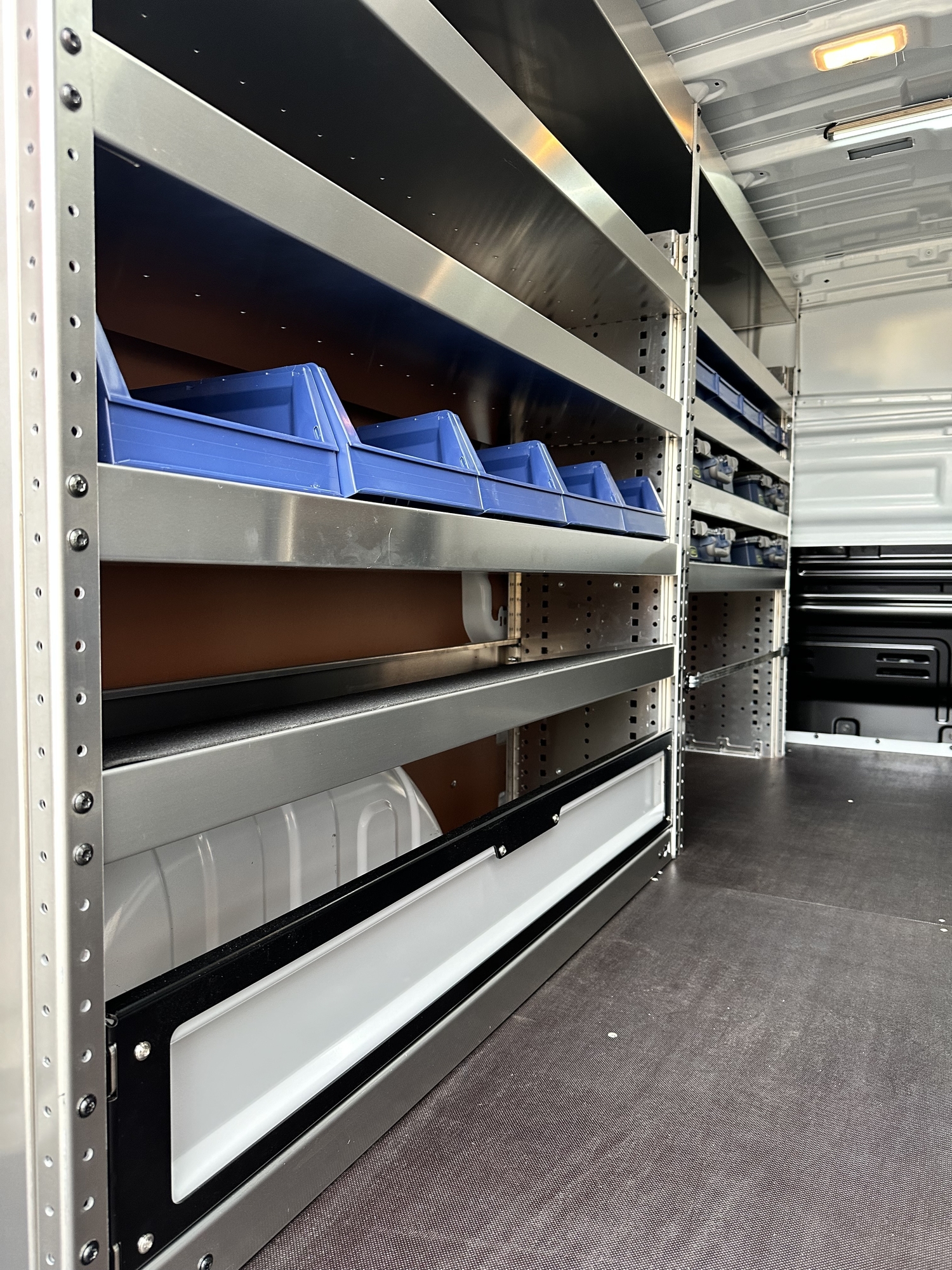 Renault Trafic L2H1 voor Sanidrõme Fleming nu met Tom-Lock inrichting - Bedrijfswageninrichting met Kreunen BWI