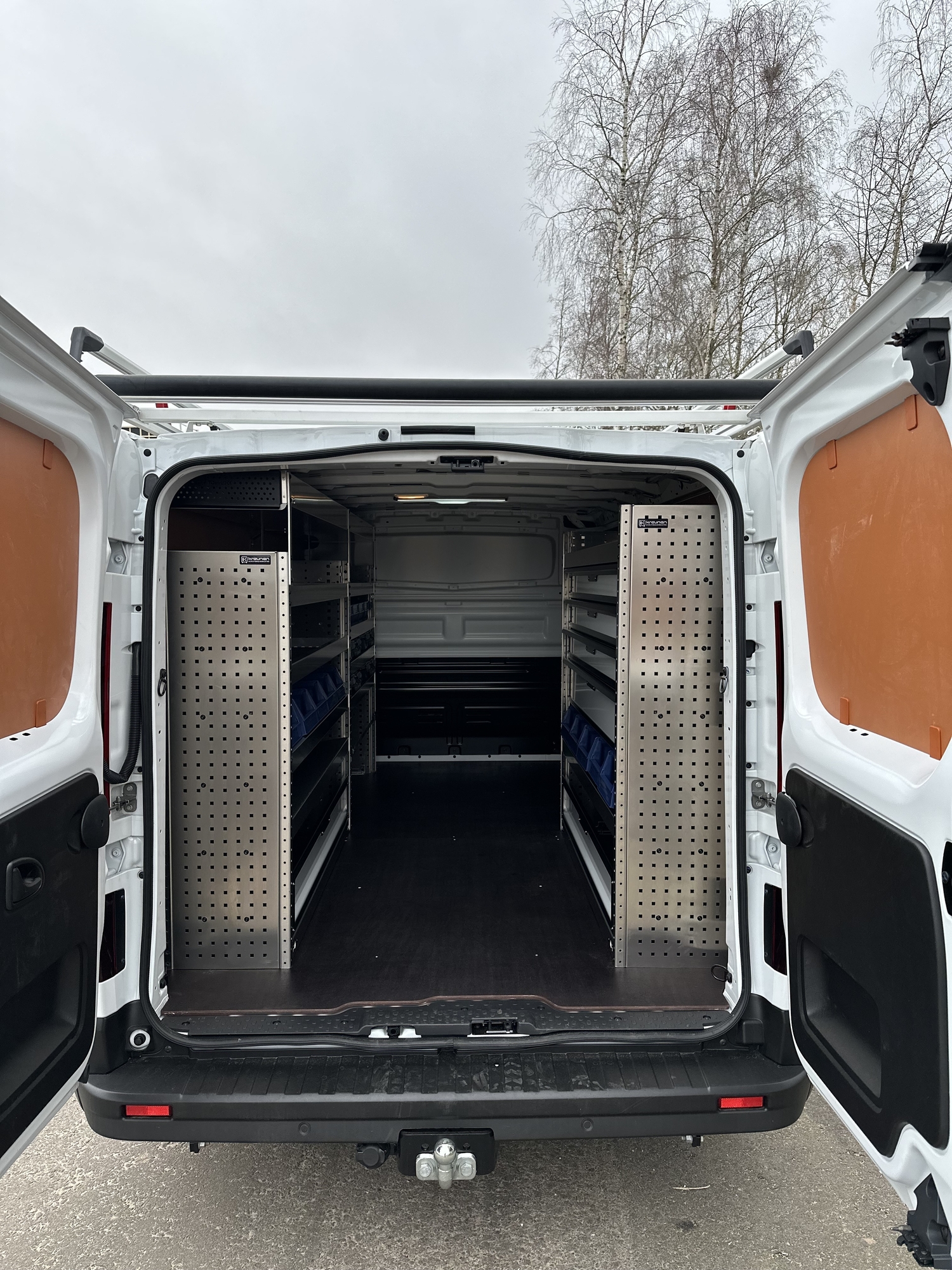 Renault Trafic L2H1 voor Sanidrõme Fleming nu met Tom-Lock inrichting - Bedrijfswageninrichting met Kreunen BWI