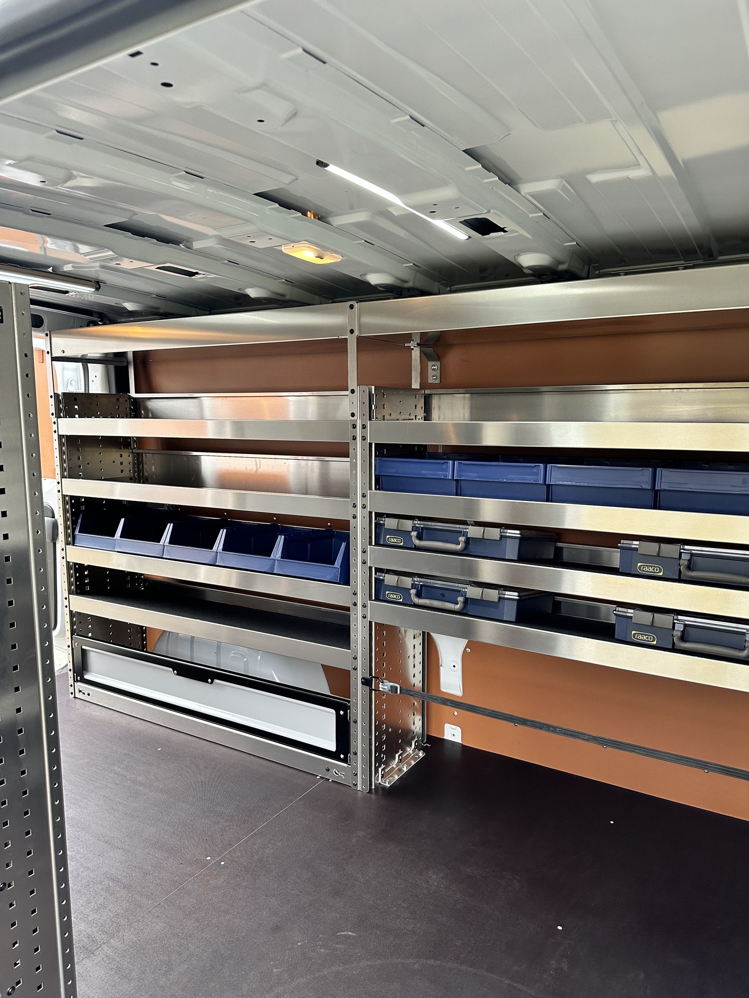 Renault Trafic L2H1 voor Sanidrõme Fleming nu met Tom-Lock inrichting - Bedrijfswageninrichting met Kreunen BWI