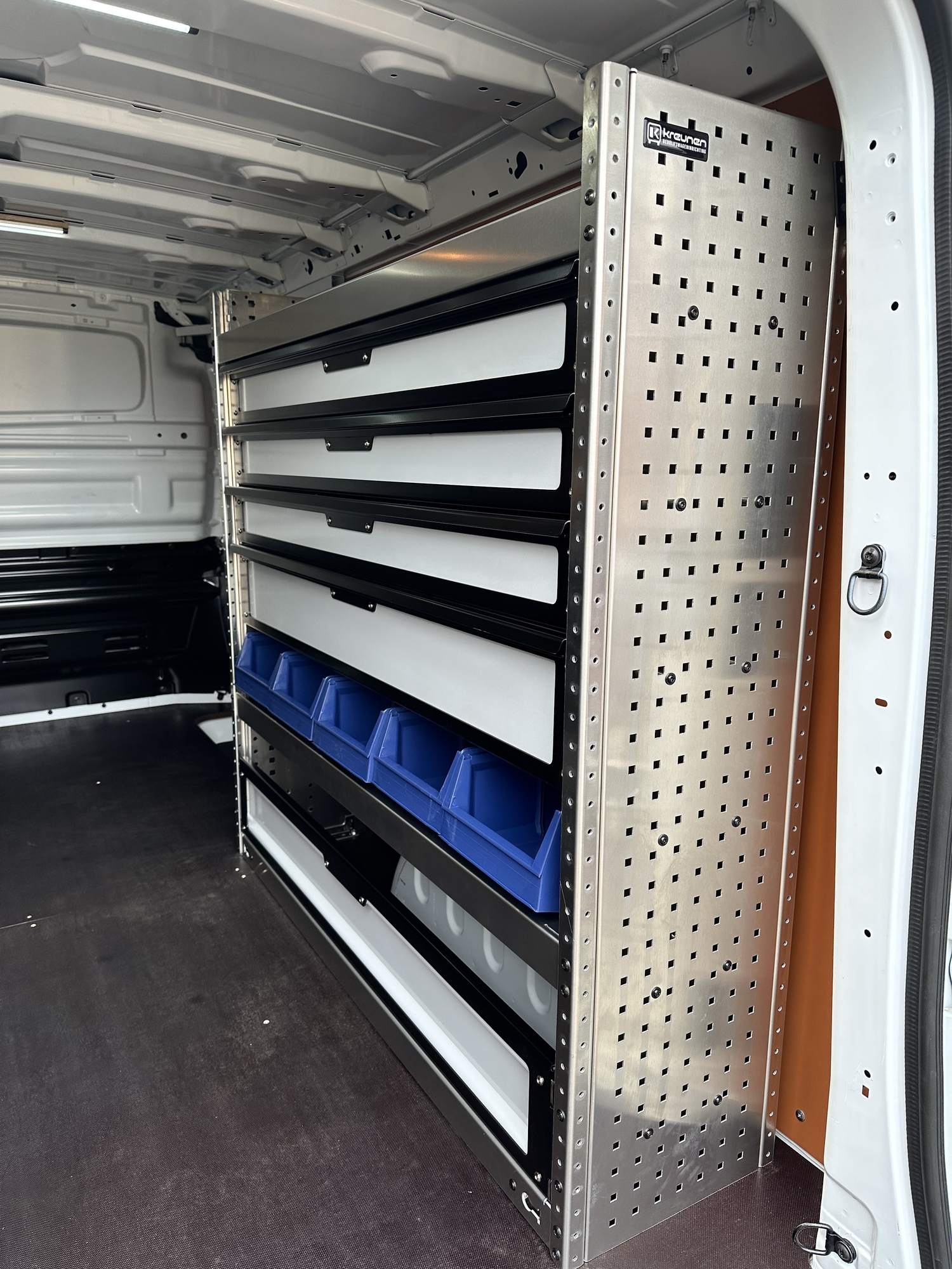 Renault Trafic L2H1 voor Sanidrõme Fleming nu met Tom-Lock inrichting - Bedrijfswageninrichting met Kreunen BWI