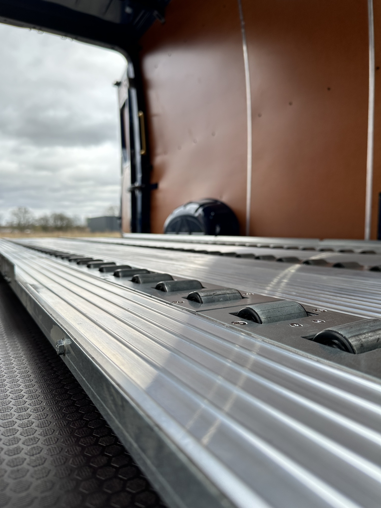 Volkswagen Crafter L4H3 met HydraRoll palletsysteem - Bedrijfswageninrichting met Kreunen BWI