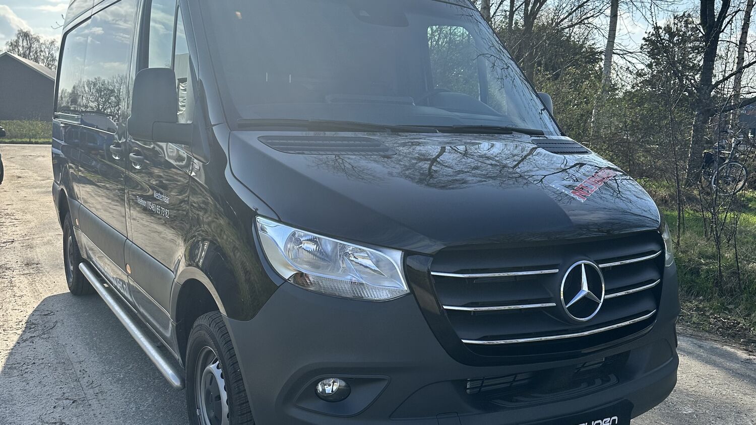 Mercedes Sprinter L3H2 met stoelhoezen en Tom-Lock inrichting | Bedrijfswageninrichting met Kreunen BWI