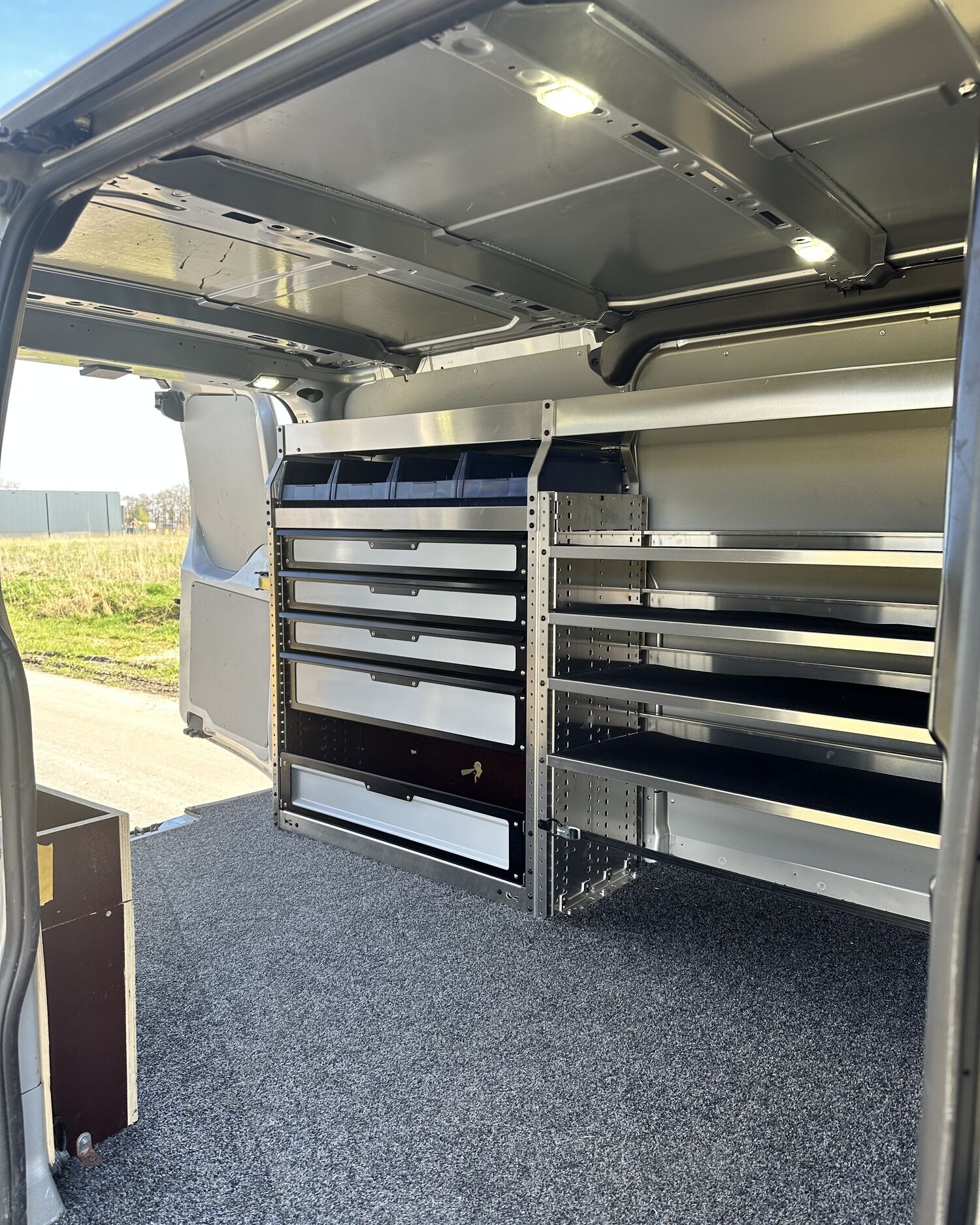 Ford Transit Custom L2H1 voor OT Elektra met Tom-Lock inrichting - Bedrijfswageninrichting met Kreunen BWI