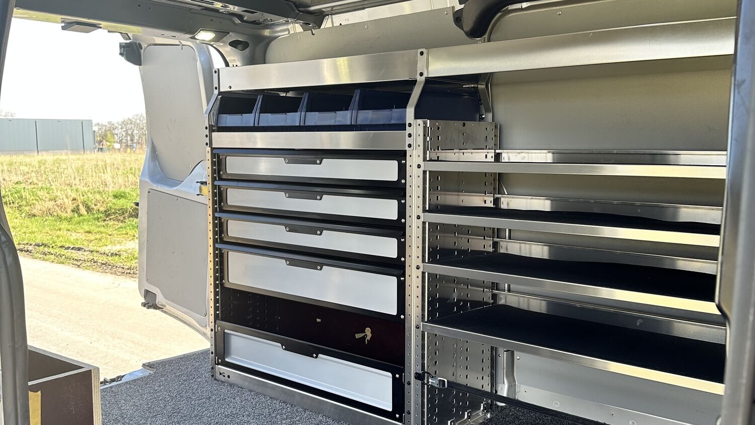 Ford Transit Custom L2H1 voor OT Elektra met Tom-Lock inrichting - Bedrijfswageninrichting met Kreunen BWI