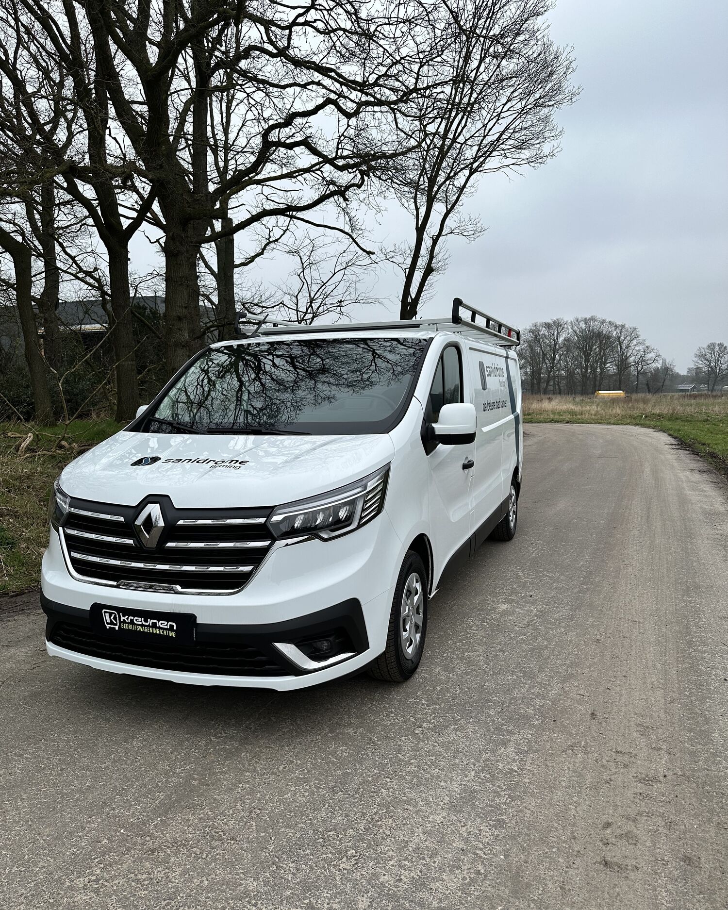 Renault Trafic L2H1 voor Sanidrõme Fleming nu met Tom-Lock inrichting - Bedrijfswageninrichting met Kreunen BWI