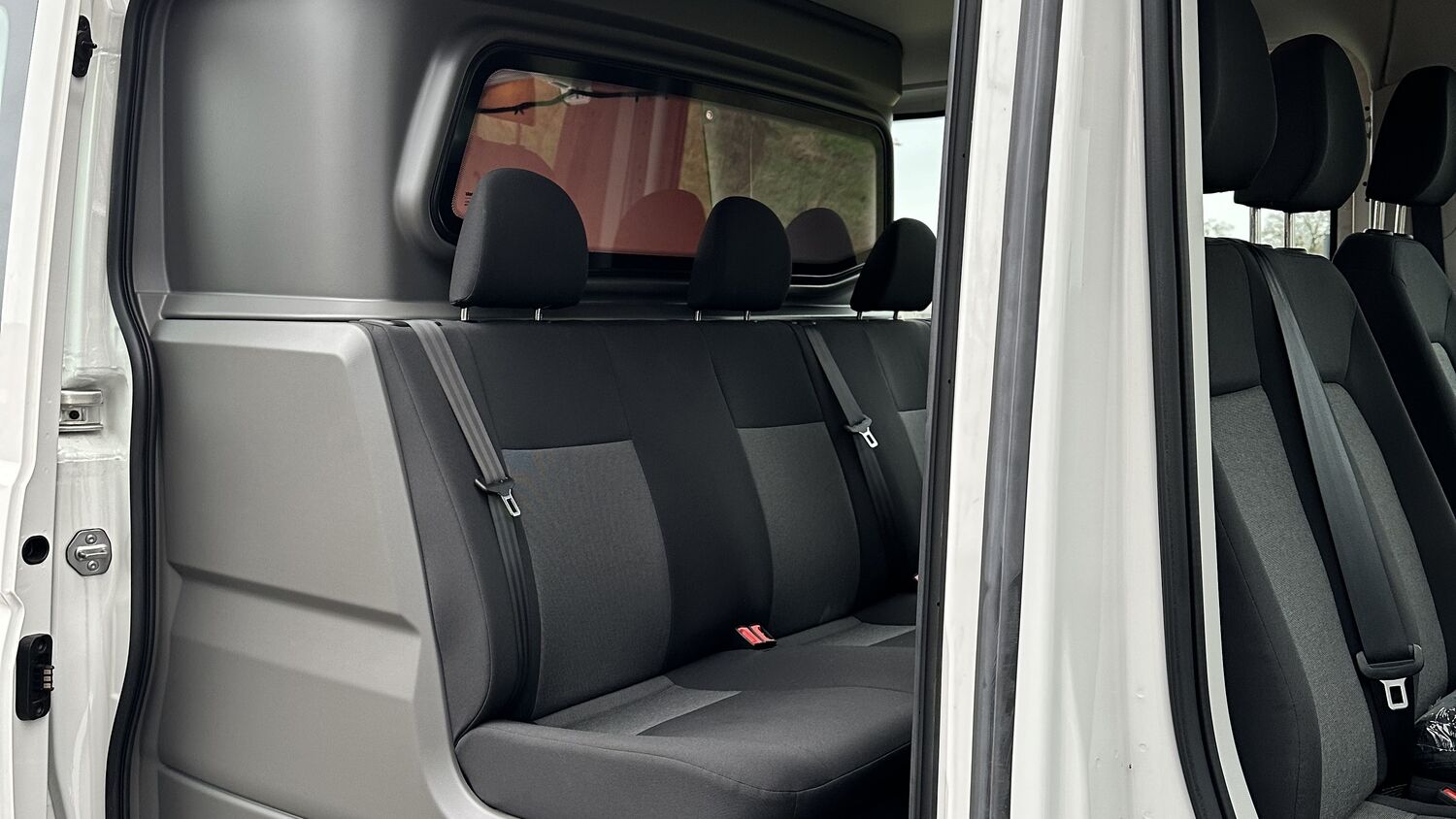 Volkswagen Crafter L3H2 met Snoeks dubbele cabine - Bedrijfswageninrichting met Kreunen BWI