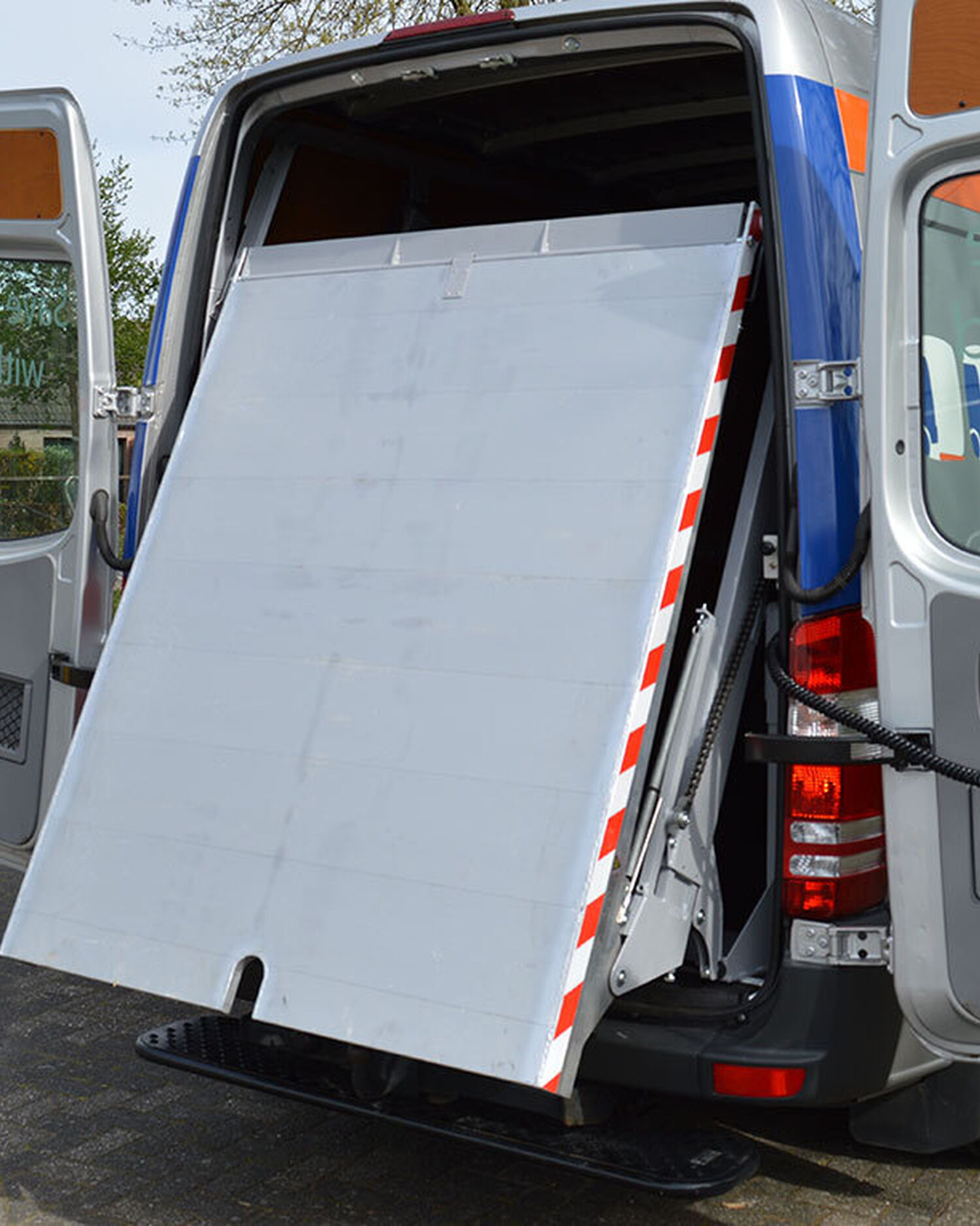 Laadklep onder je dak - Bedrijfswageninrichting met Kreunen BWI