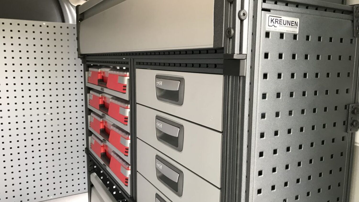 Kreunen bedrijfswageninrichting met het Modul-System