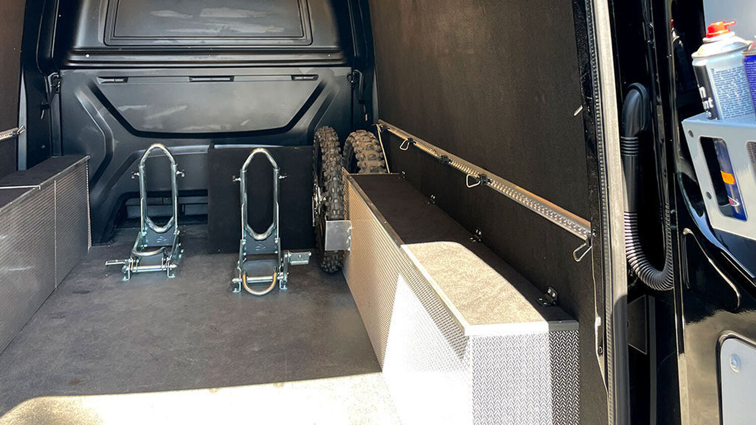 Motoren vervoeren in jouw bus | Oplossingen op maat van Kreunen BWI