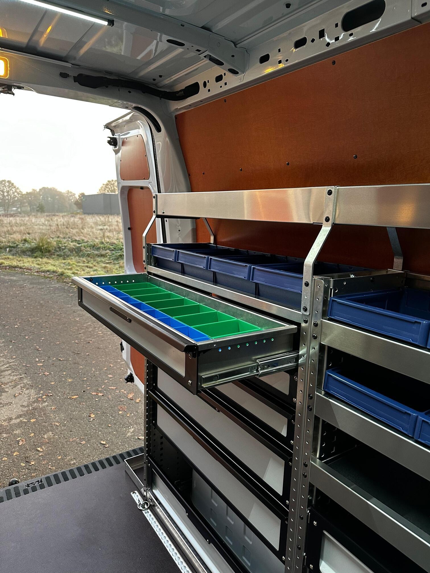 Kreunen BWI: bedrijfswageninrichting met TomLock